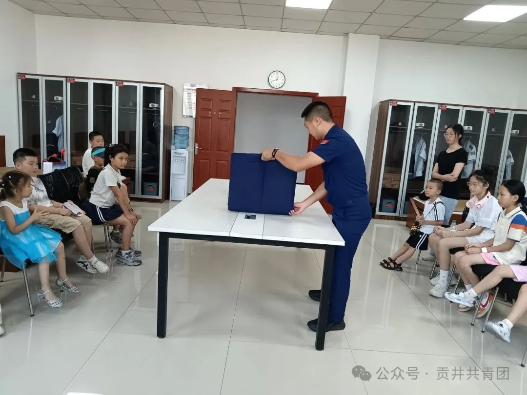0716上午.区消防队参观学习 (3).jpg