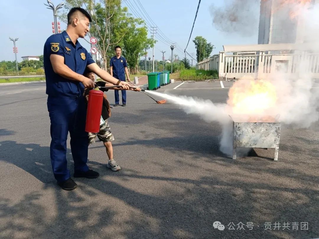 0716上午.区消防队参观学习 (2).jpg