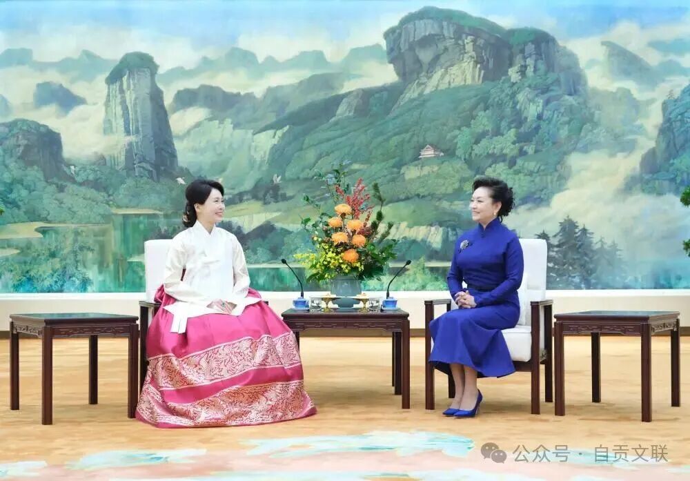 彭丽媛同韩国总统夫人金惠景茶叙