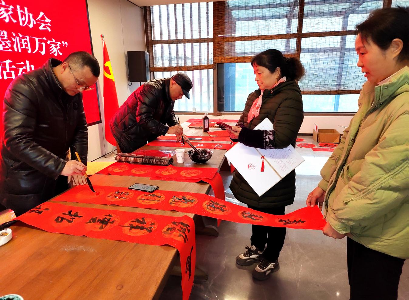 笔墨传暖意新春福到家——自贡市硬笔书法家协会赴三河村开展文化下乡活动